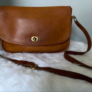 Vintage Coach crossbody adjustable strap classic light brown leather purse